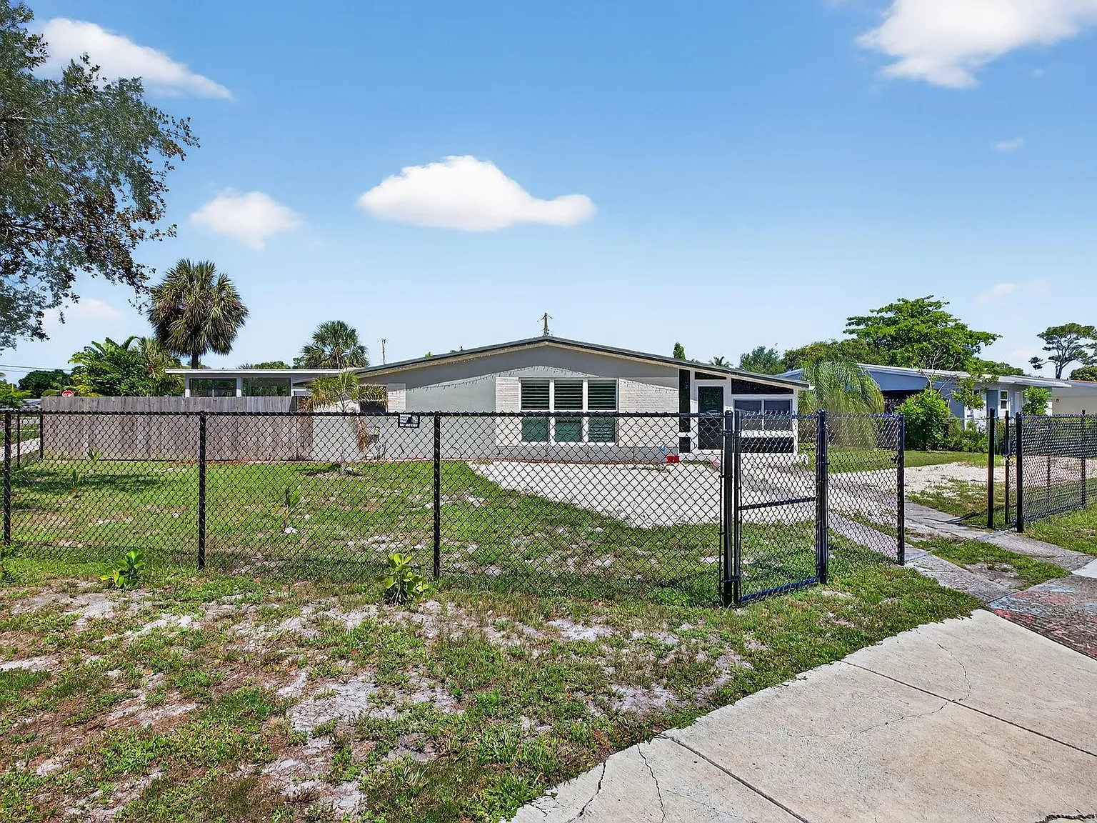 3 bed, 2.0 bath, 1643 sqft, $4,000 — Photo 2