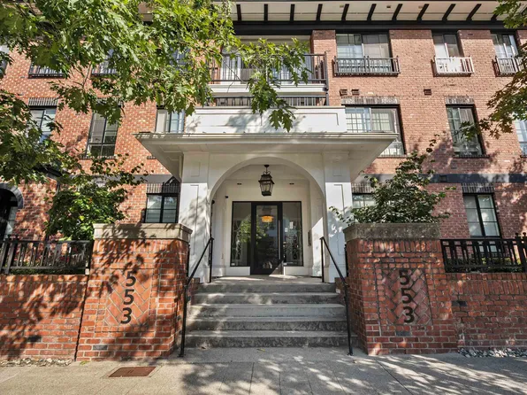 553 Foster Ave #301, Coquitlam, BC V3J 0B5