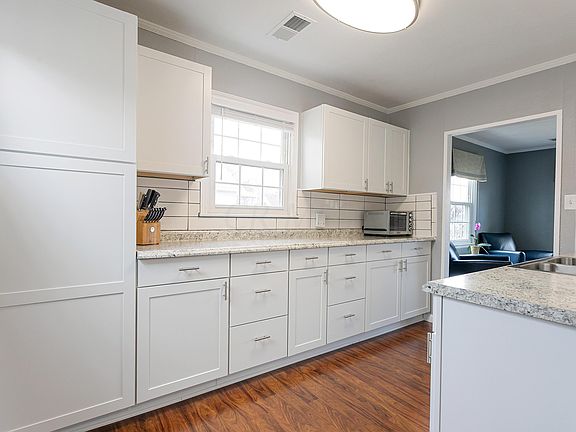 3rd image of 1005 Woodlawn Ave