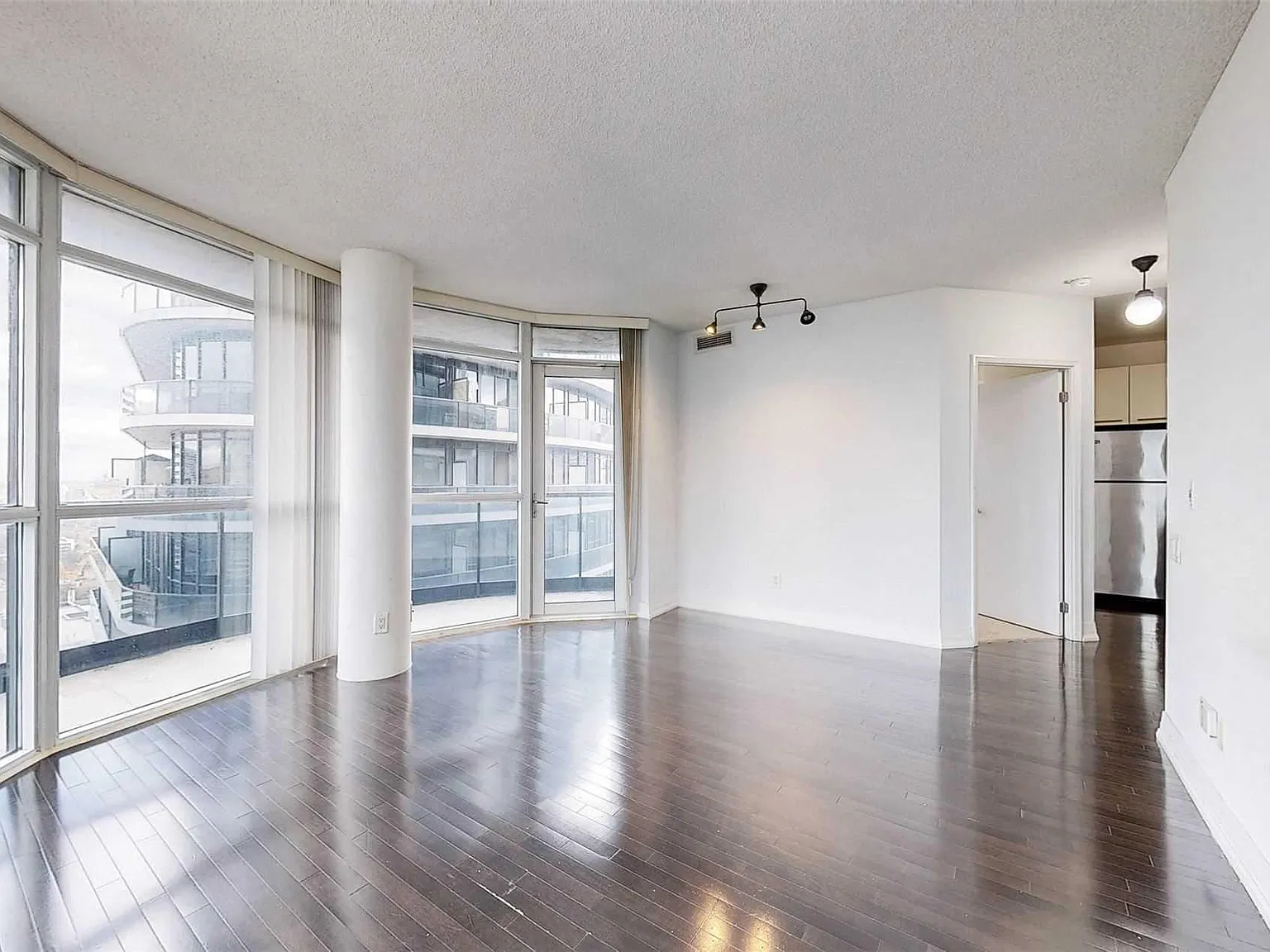 2 bed, 817 sqft, $3,400 — Photo 4