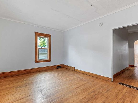 5th image of 415 23rd Ave N