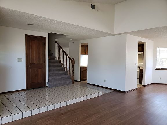 5th image of 3320 Marilynn St
