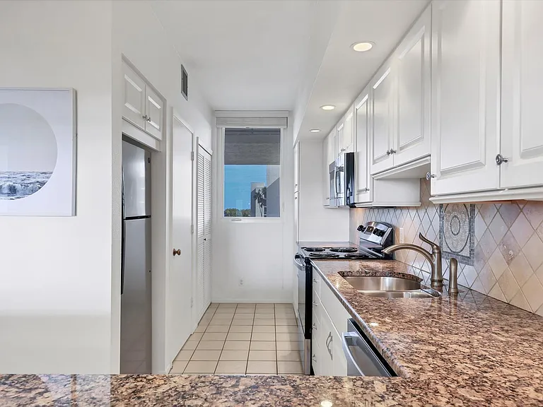 Fully outfitted turn-key kitchen: pots, pans, silverware, place-settings etc