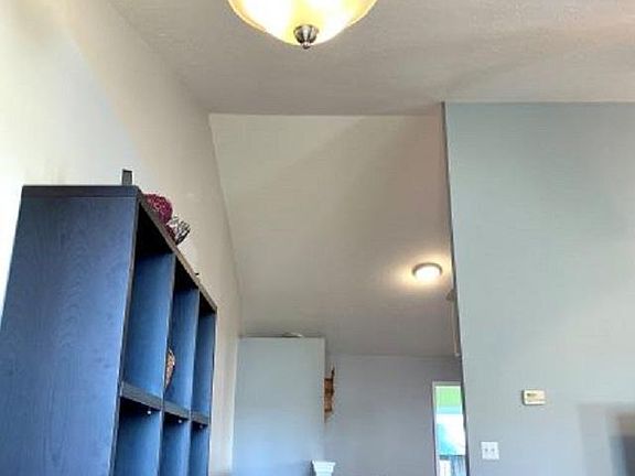 3rd image of 109 Holiday Ct