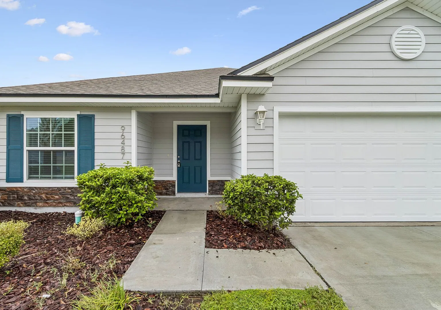 Spacious 4BR Home with Fenced Yard — Photo 2