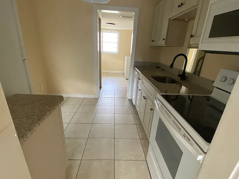 521 Mobile Ave — Photo 3
