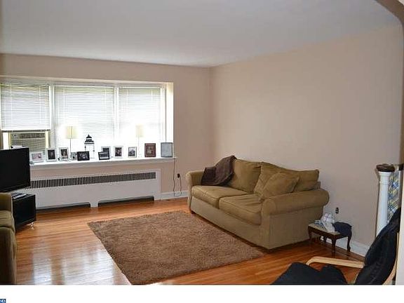 5th image of 563 Parker Ave