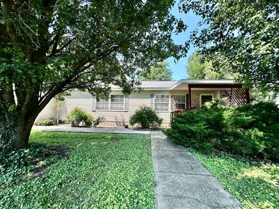 325 E Washington St, Flora, IL, 62839