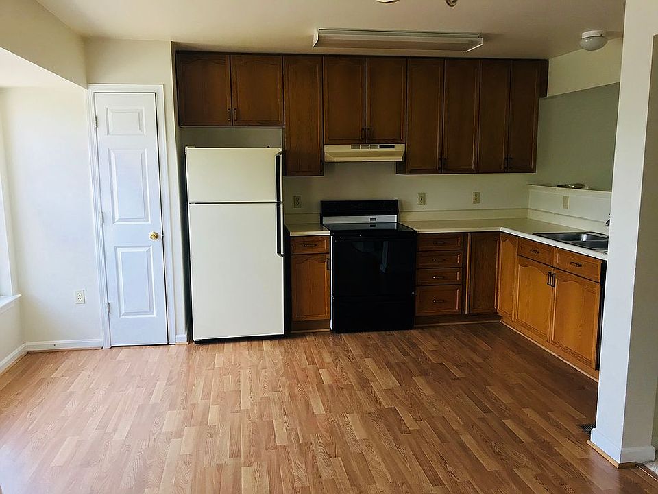 1st image of 303 Barrows Ct