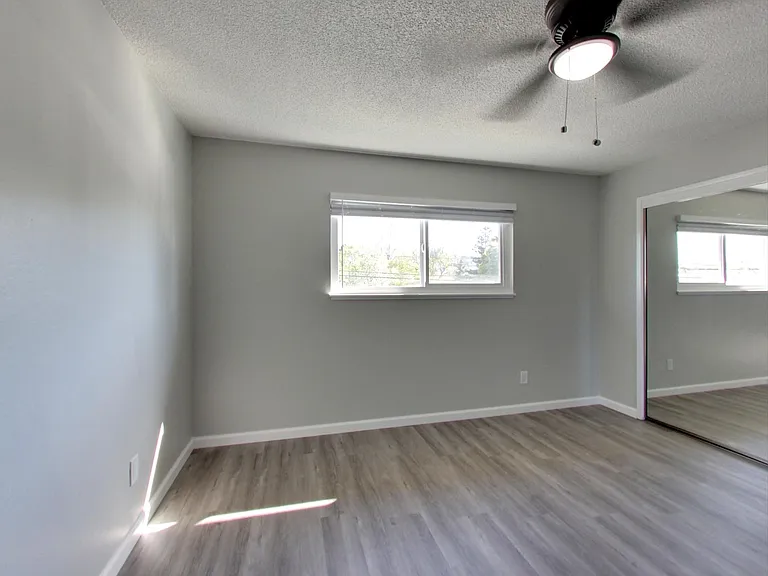 ROYALE APARTMENTS — Photo 8