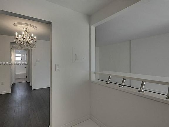 4th image of 240 Collins Ave APT 4E