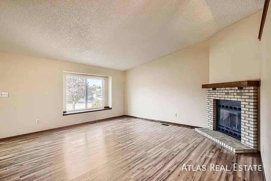 Available Now! || Gorgeous 3 Bed 3 Bath Home With Fenced Yard! Free 55" Tv If Moved In By 8/31! — Photo 2