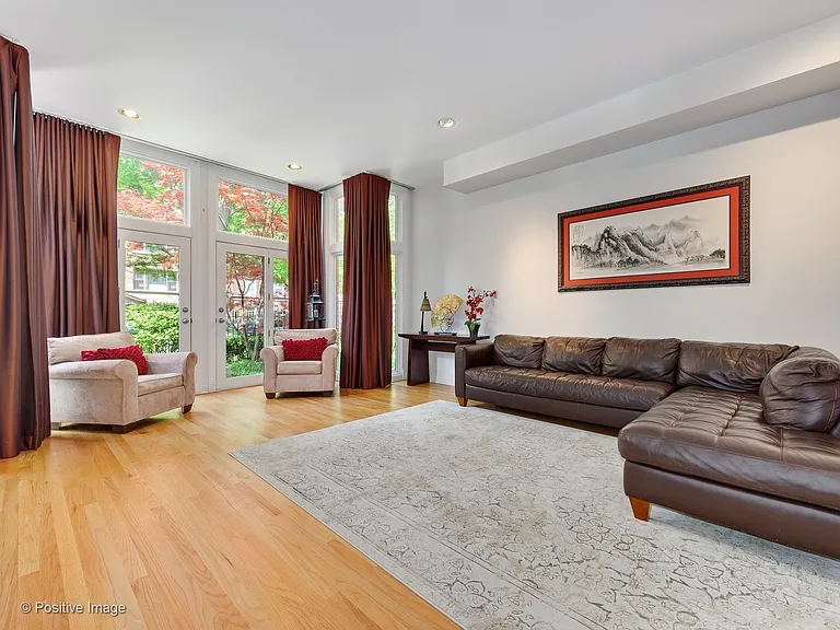 1213 W Roscoe St — Photo 3
