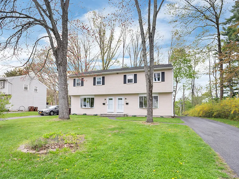 114 E Poplar Dr #B — Photo 2