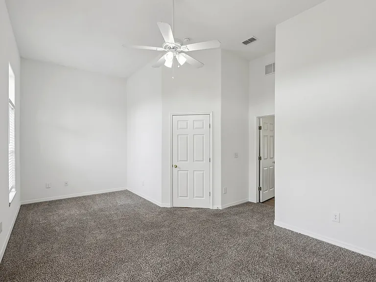 Devon Circle Apartments — Photo 35