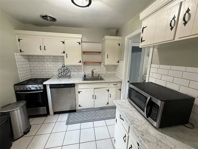 313 NW 34th Dr — Photo 2