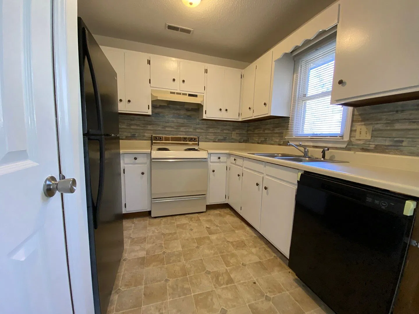 524 Boone Rd — Photo 1
