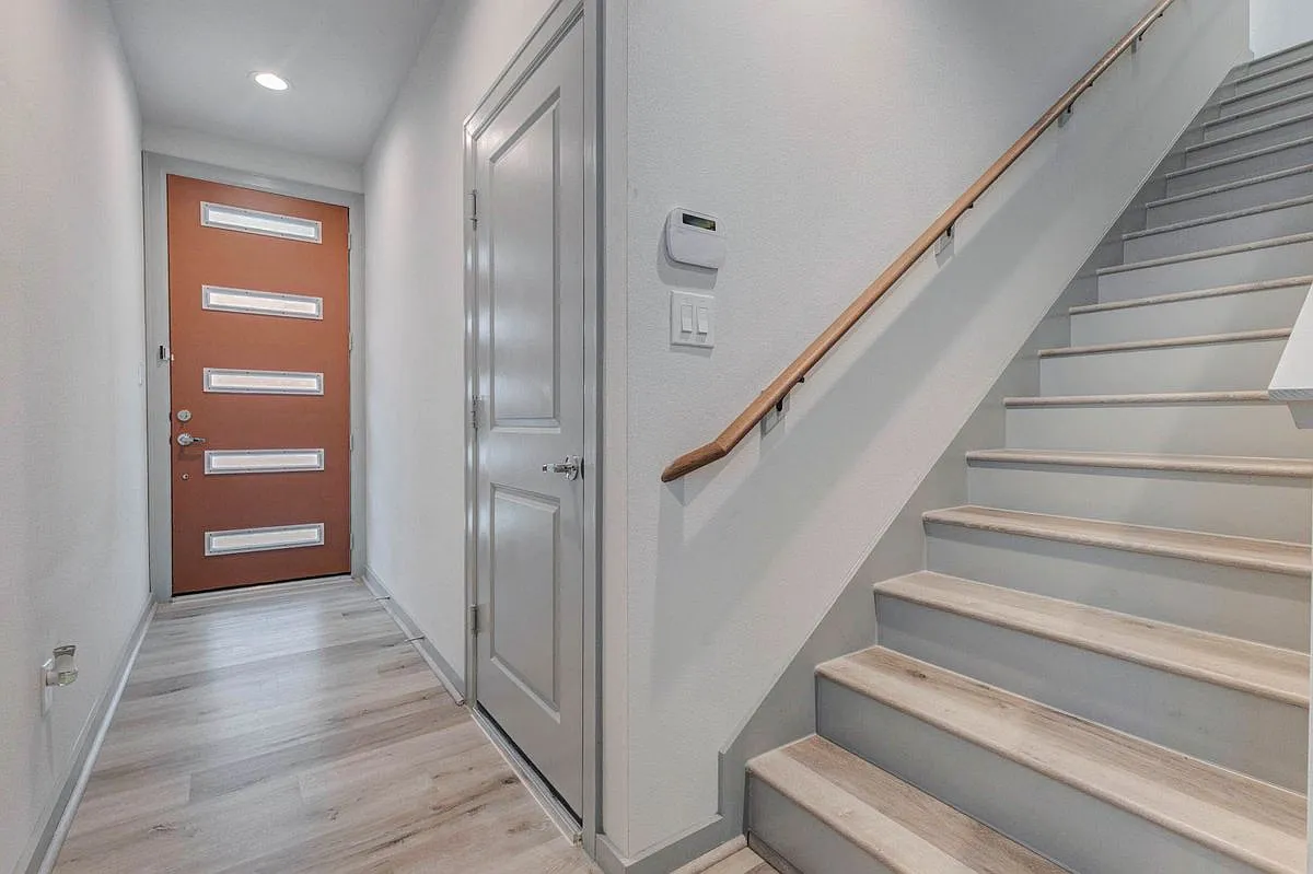 2 bed, 2.5 bath, 1892 sqft, $2,300 — Photo 3