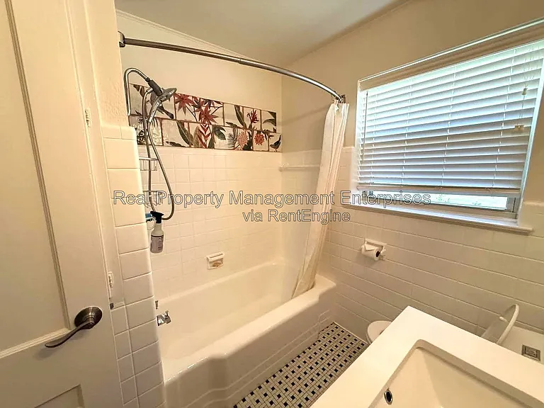 2301 N Warren Ave — Photo 31