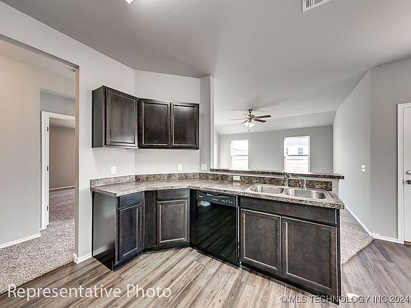 5th image of 1118 W 8th Pl