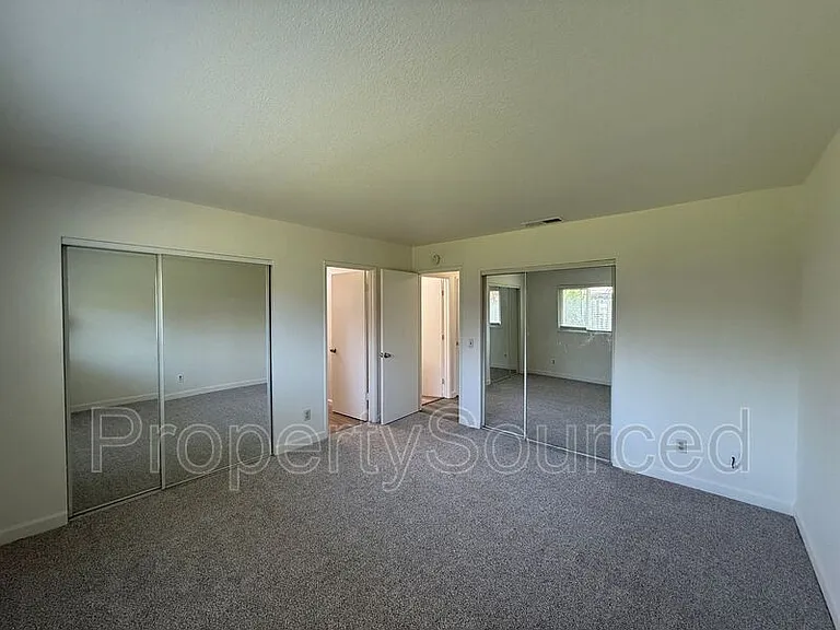 1462 Snyder St — Photo 17