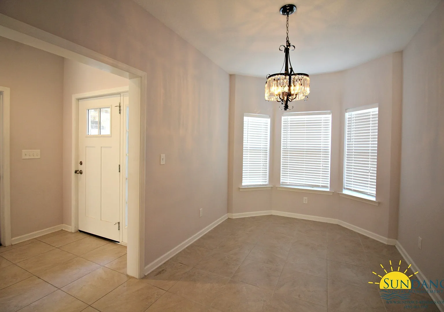 Lovely 3 Bedroom Home in Valparaiso — Photo 2