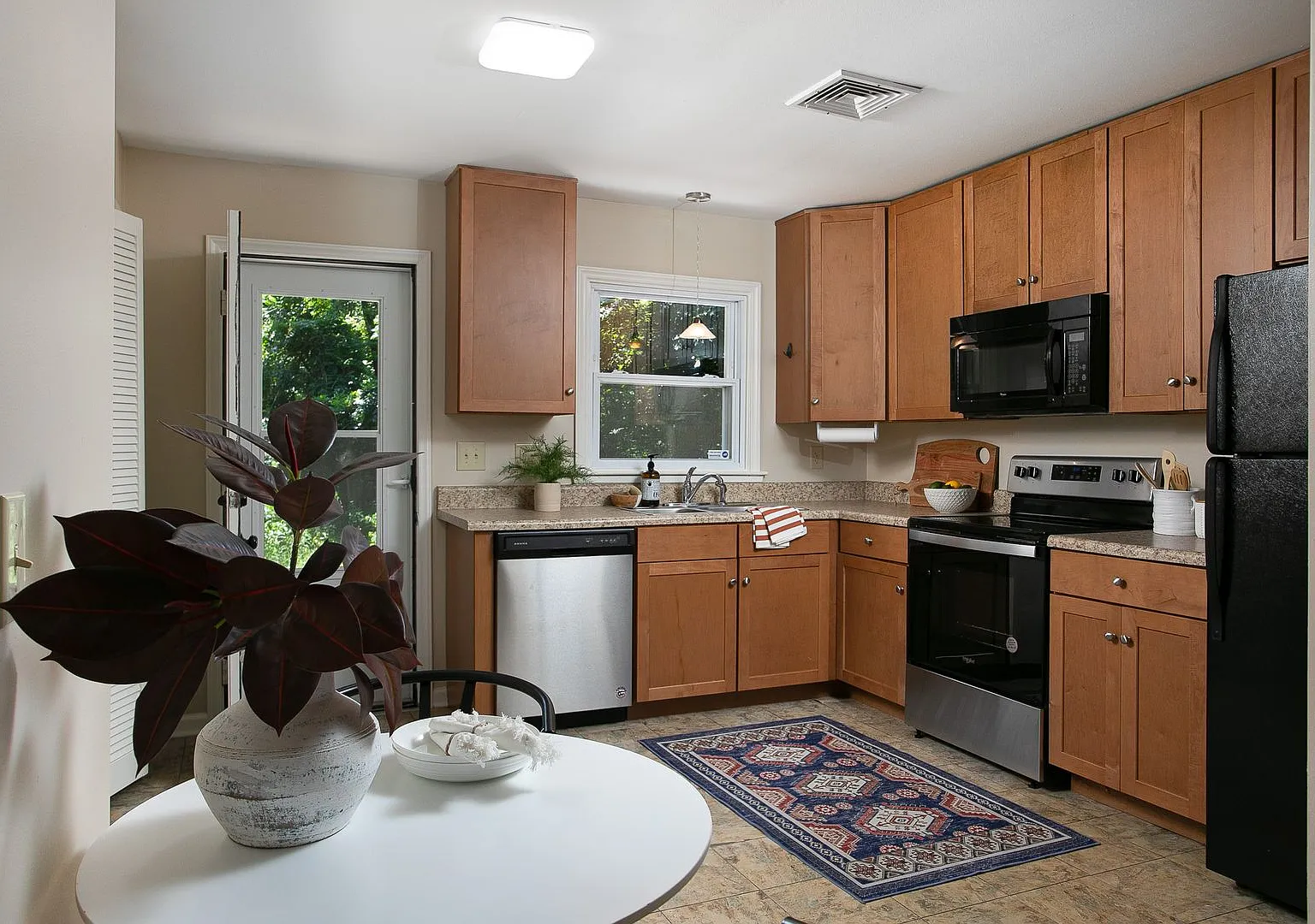 Spacious 1 Bedroom Duplex close to UNC Campus - Updated, Pet Friendly, Private Wooded Lot! — Photo 4