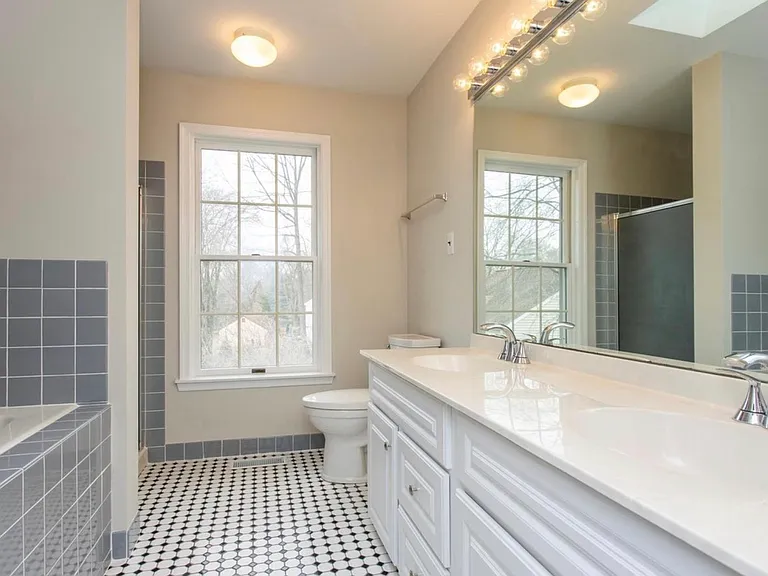 501 Haverford Ct — Photo 9
