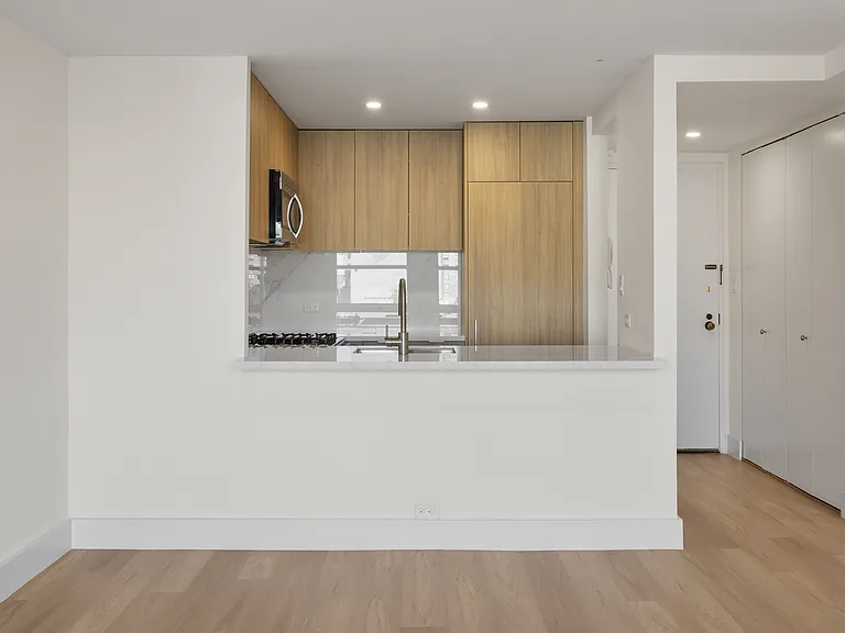 600 Columbus Ave #9E — Photo 5