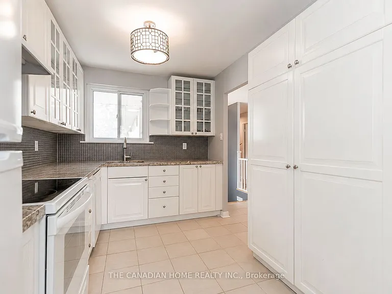 802 Pam Cres — Photo 5