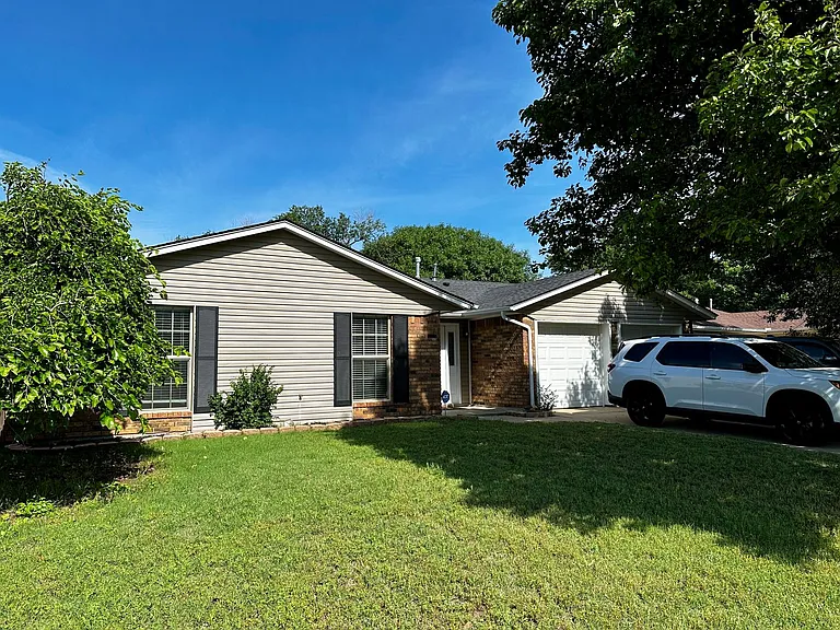 4720 NE Macarthur Cir — Photo 1
