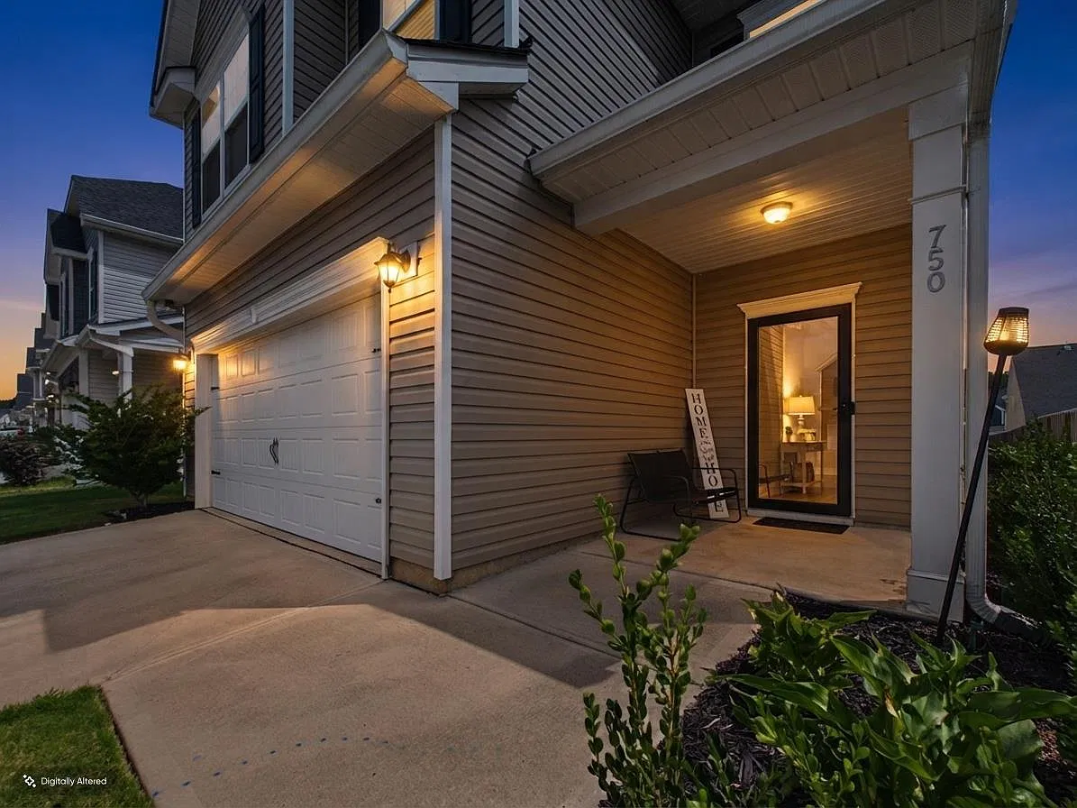 3 bed, 2.5 bath, 2264 sqft, $2,200 — Photo 2