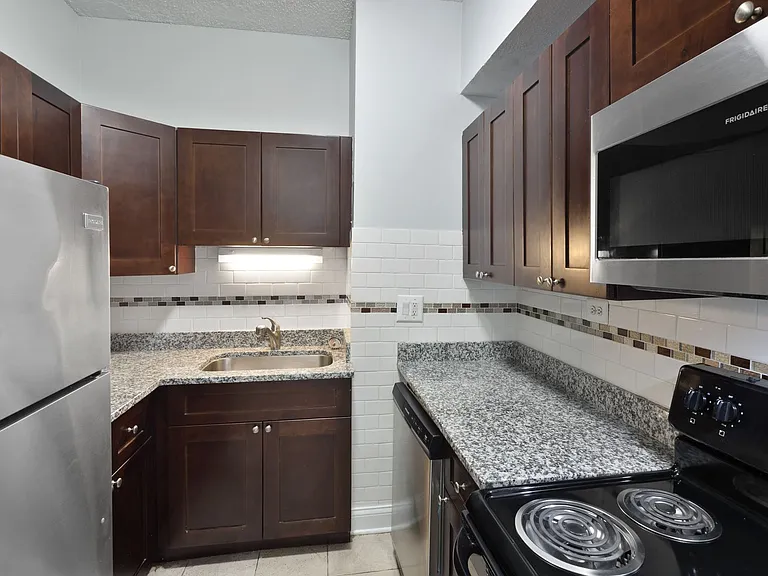 The Legacy HB at Clarendon Park — Photo 32