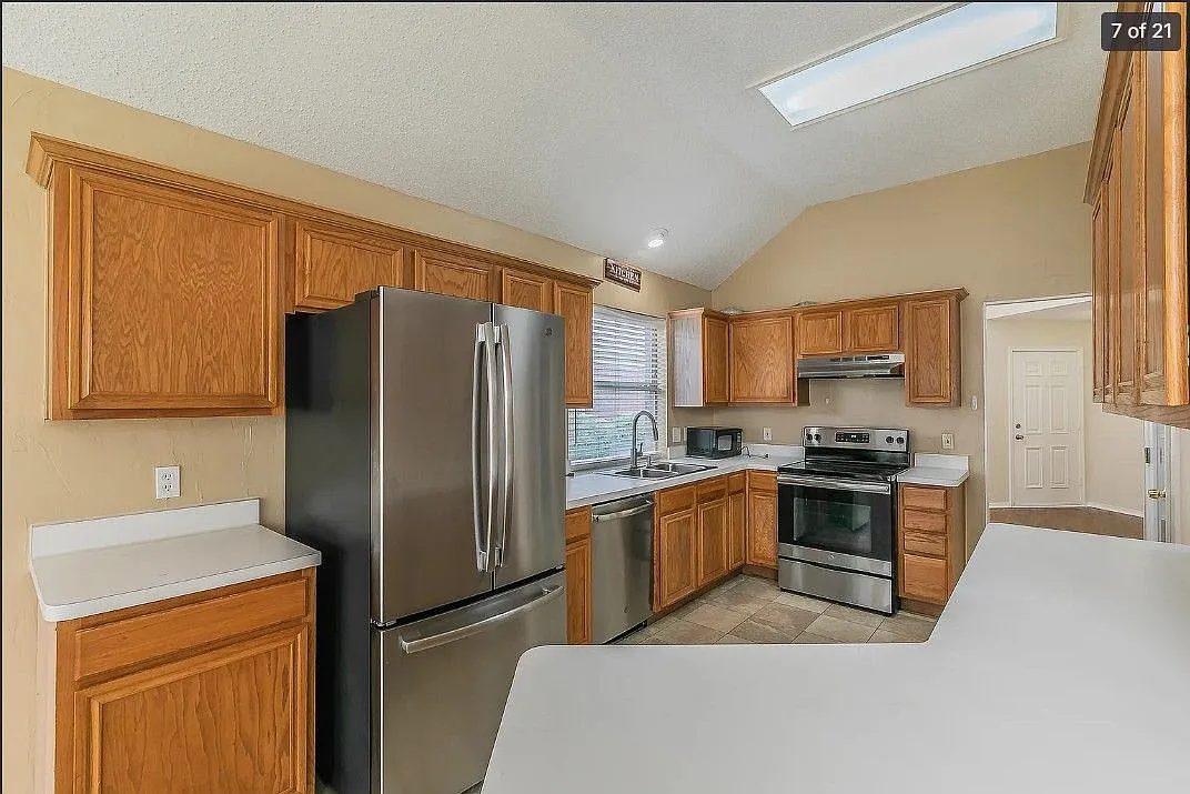 3 bed, 2.0 bath, 1541 sqft, $2,595 — Photo 2