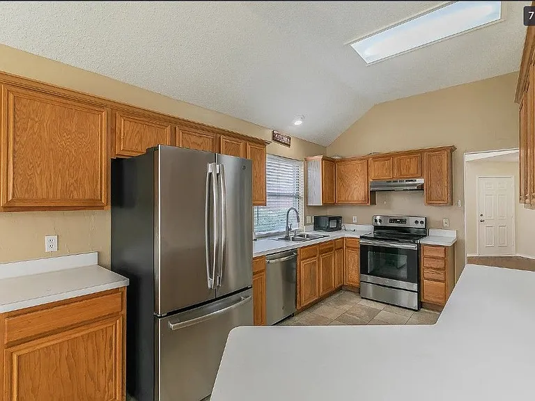 210 Madisson Dr — Photo 2