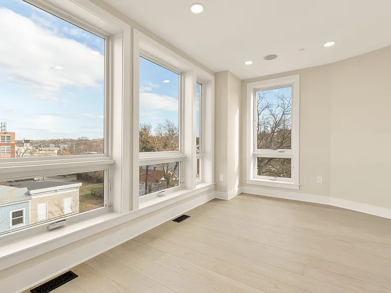 2305 Nicholson SE #100 — Photo 9