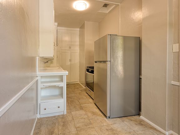 3rd image of 941A N Genesee Ave #2