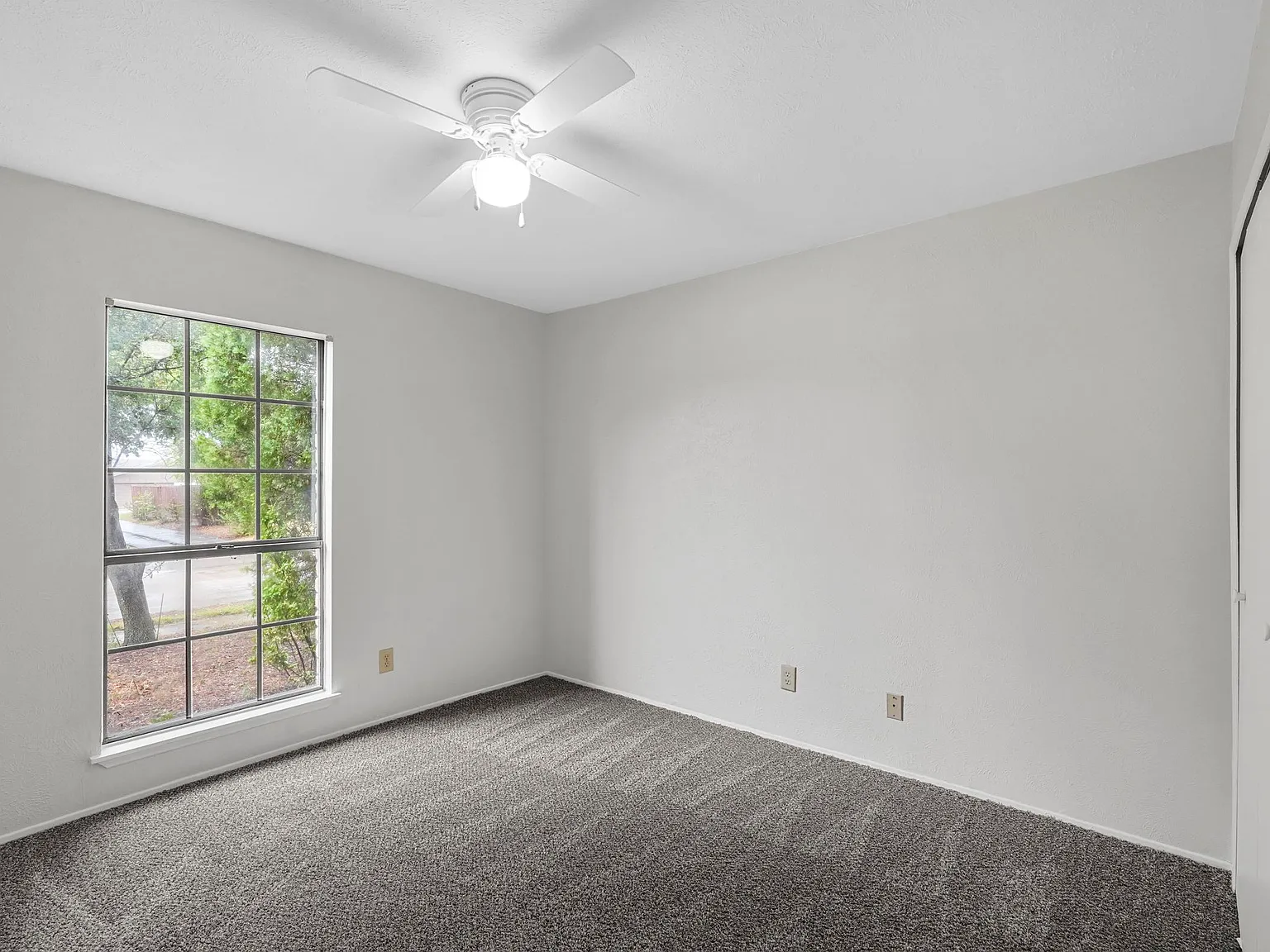 4 bed, 2200 sqft, $2,400 — Photo 4