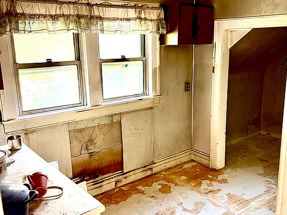 4th image of 119 Wallace St
