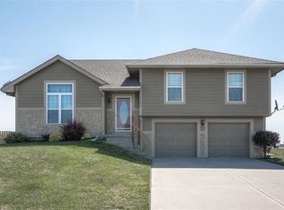 18605 Wildflower St, Smithville, MO 64089