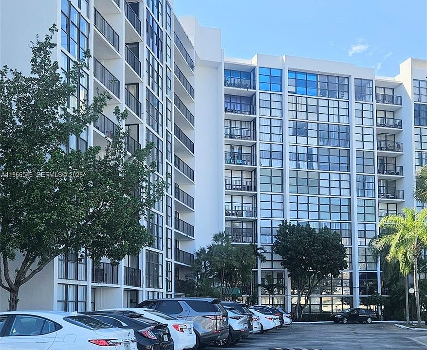 1st image of 1000 Parkview Dr APT 605
