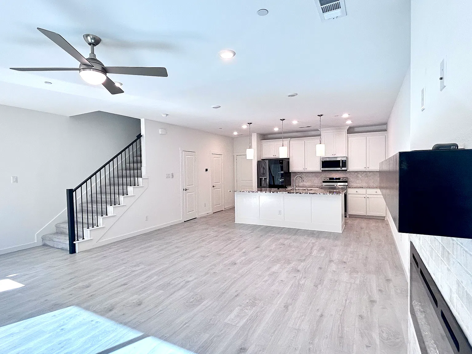 3 bed, 1883 sqft, $2,795 — Photo 4