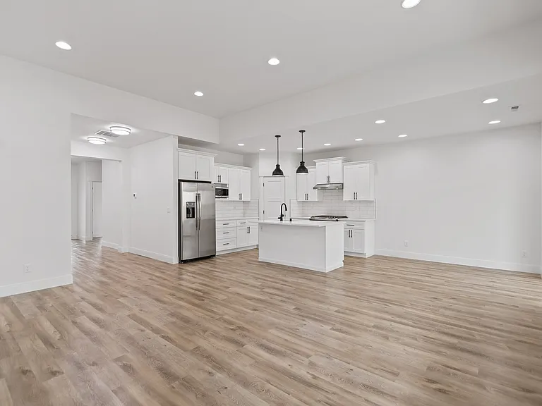 16501 N Columbus Dr — Photo 5