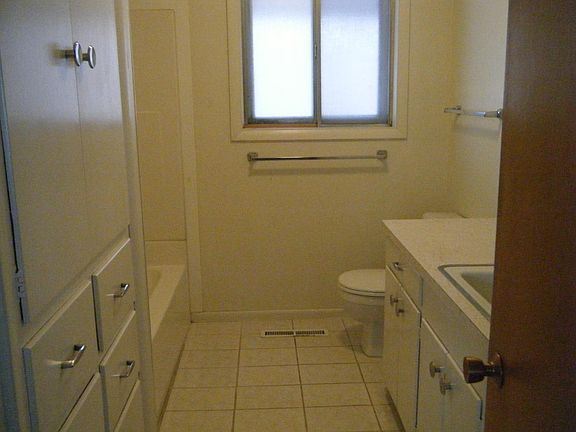 3rd image of 315 Cottage Pl