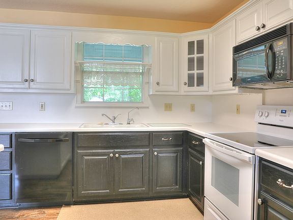 4th image of 107 W Grothe St
