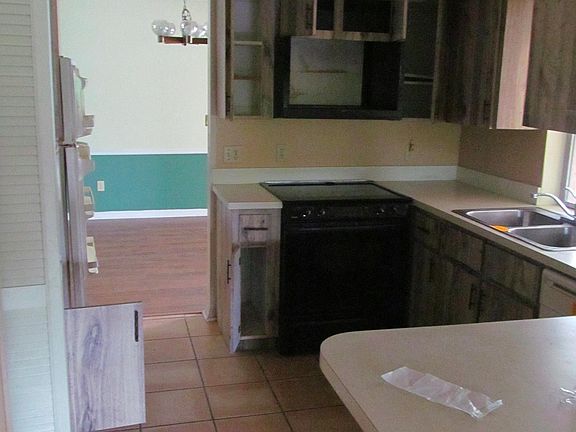 5th image of 950 SE Montrose Av Avenue