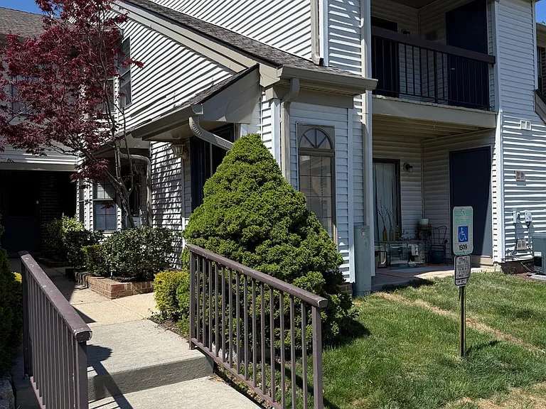 1511 Pebble Pl — Photo 1