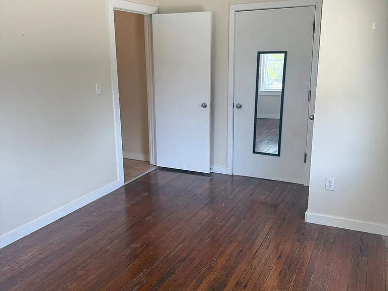 112 E Franklin St — Photo 5