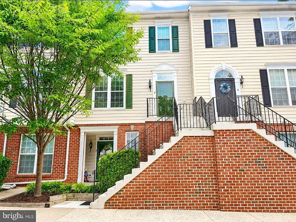 1st image of 7 Harbour Heights Dr #7