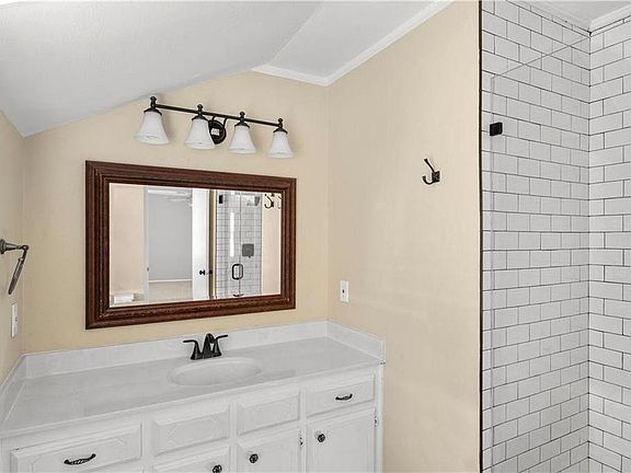 5th image of 1007 Oakgrove Cir